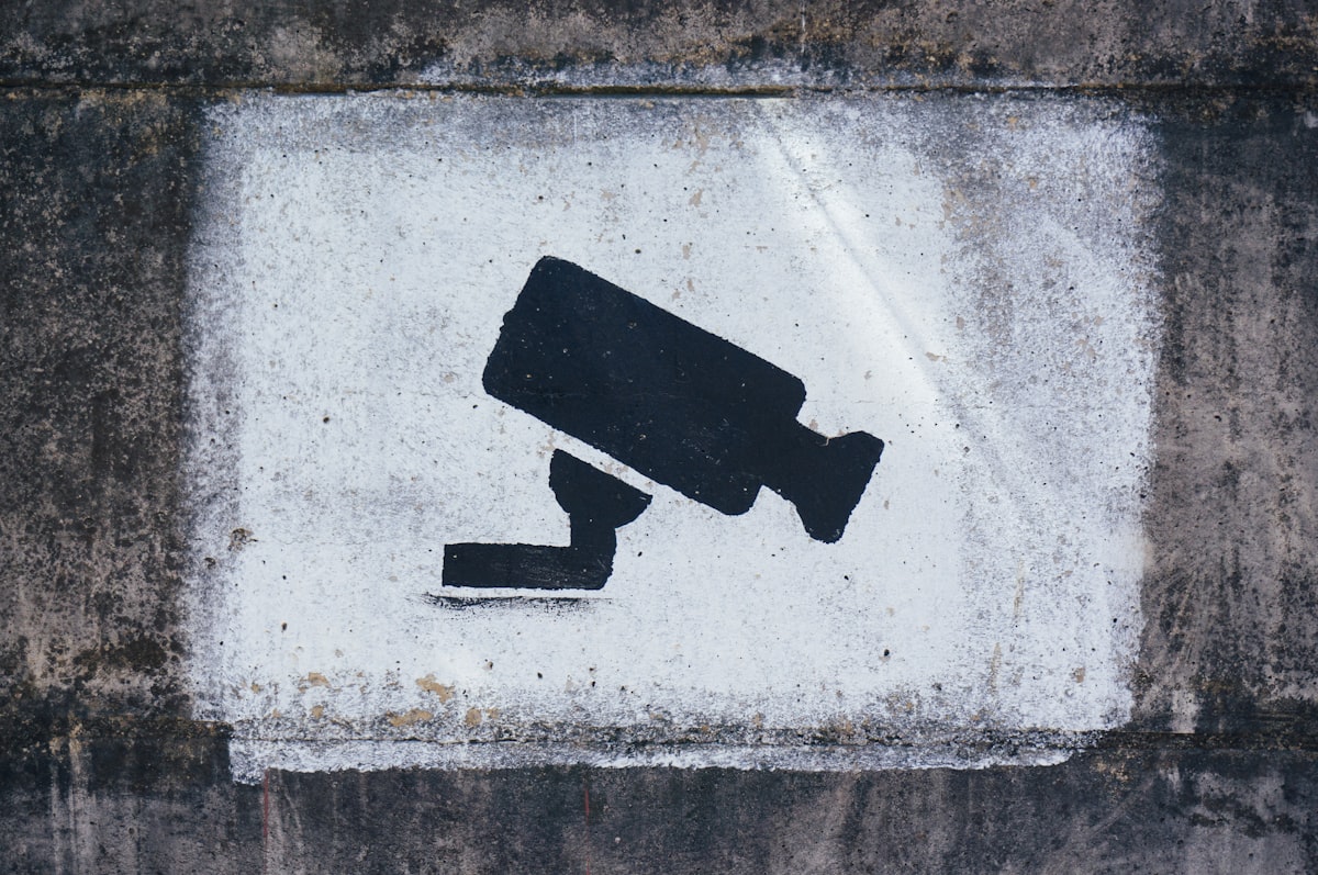 Couple signant des documents de divorce
