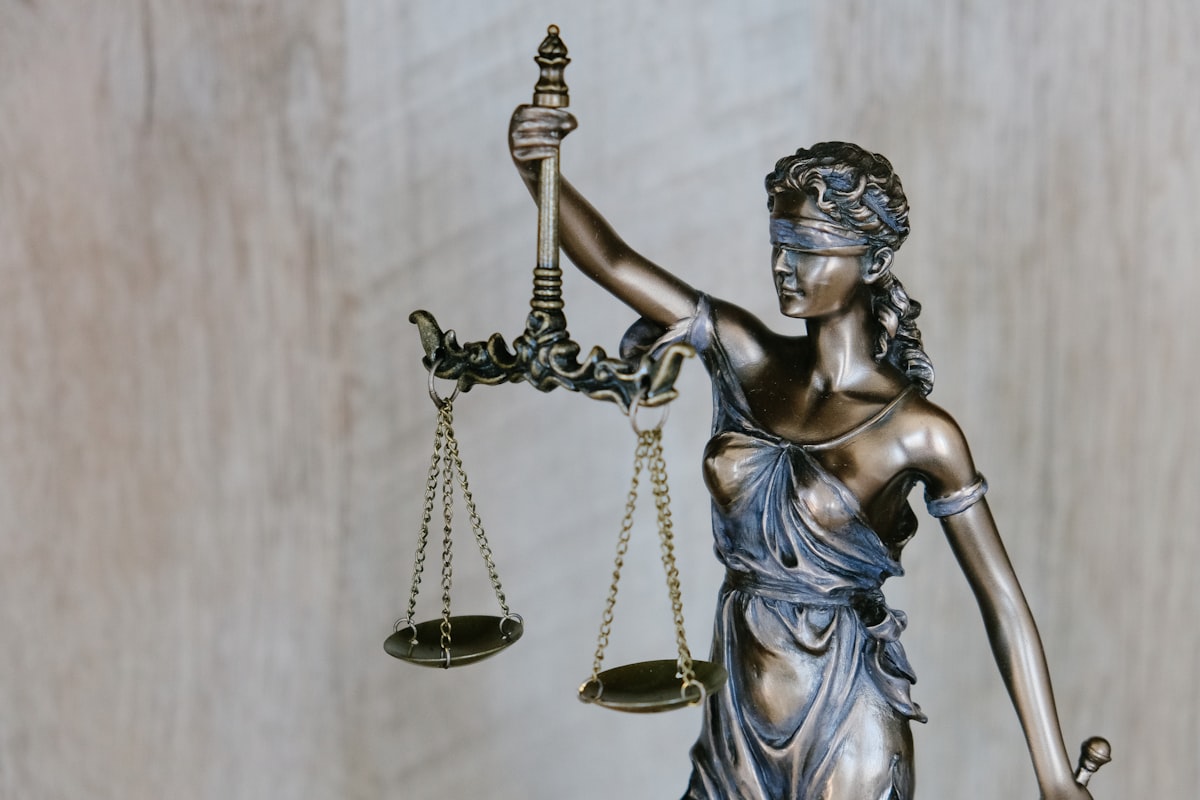 Illustration symbolique du droit pénal - marteau de juge